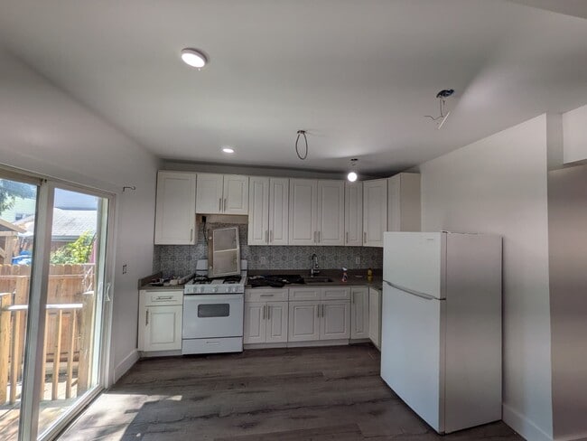 Building Photo - 28 E 47th St