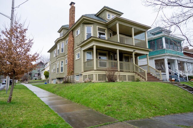 Foto del edificio - 260-262 Roosevelt Ave