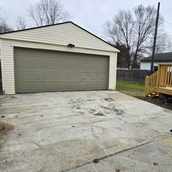 Building Photo - 11921 Belmont Ave