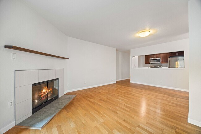 Foto del edificio - Location, Location!! 2-bedroom Condo in Ma...