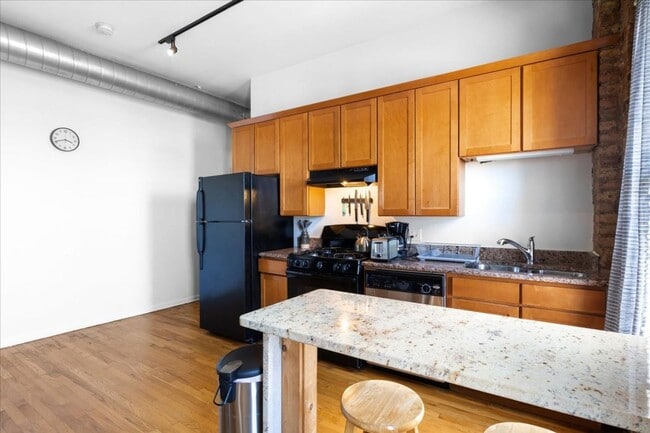 Building Photo - 2758 W Fullerton Ave