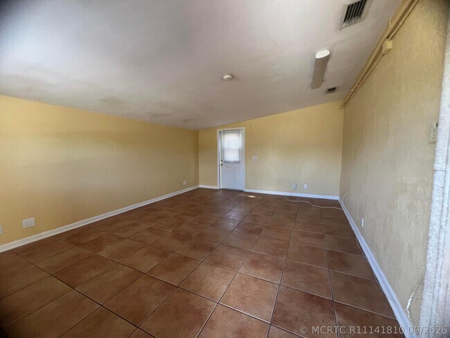 Foto del edificio - 4052 Collin Dr