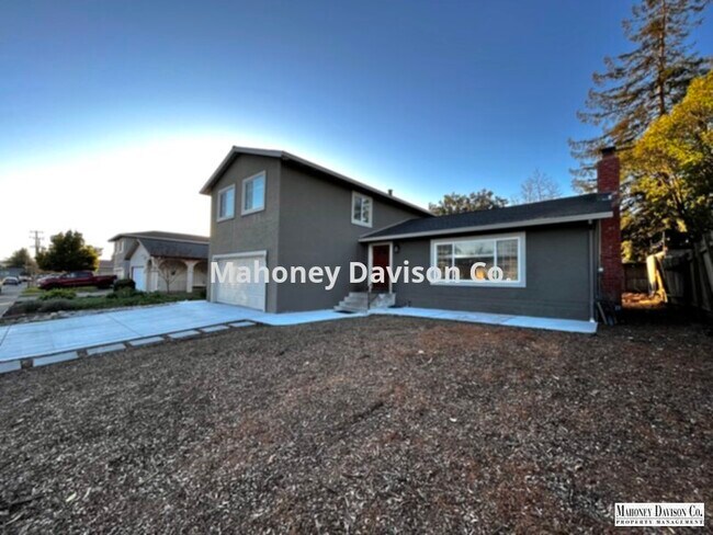 Building Photo - 3 Bedroom / 2.5 Bath East Petaluma home wi...
