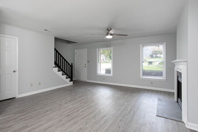 Building Photo - Available early August! Move-In Ready, FUL...