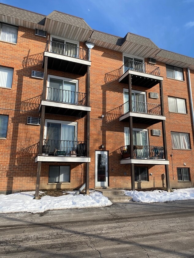 1442 Carriage Ln Unit 6, Westmont, IL 60559 Apartments in Westmont