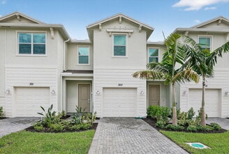 Building Photo - 303 SE Crossoak Ln