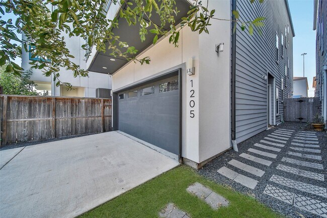 Building Photo - 1205 E 28th St