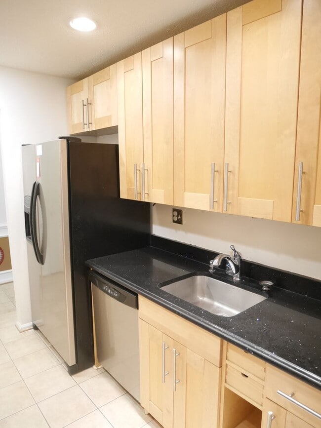 Building Photo - Charming Condo in Gaithersburg, MD