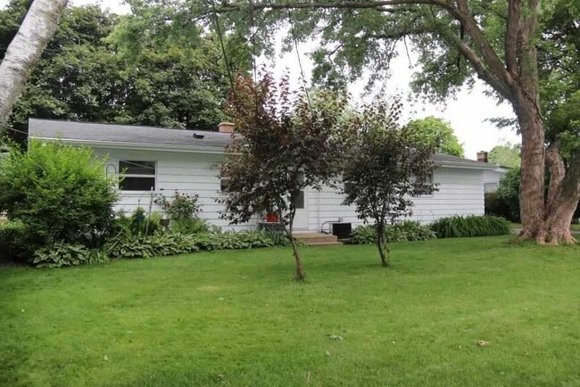 Building Photo - Updated Madison West, Two Bedroom, One Bathroom Duplex