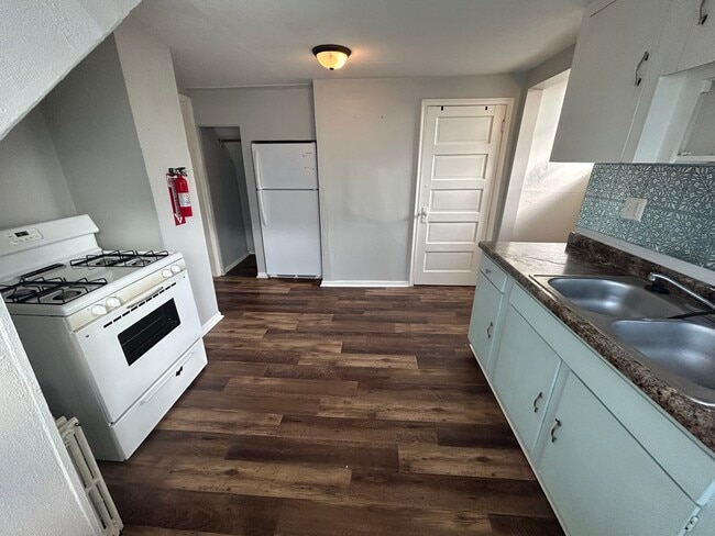 Building Photo - 239 Park St W