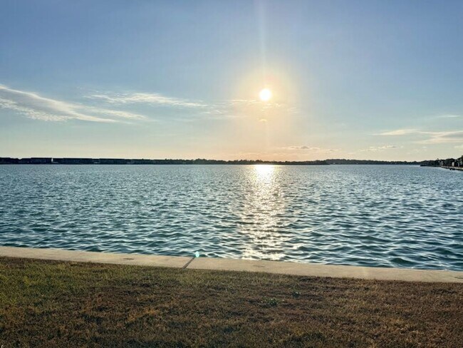 Building Photo - Stunning 4/2.5 in Highly Sought After Waterside Community!