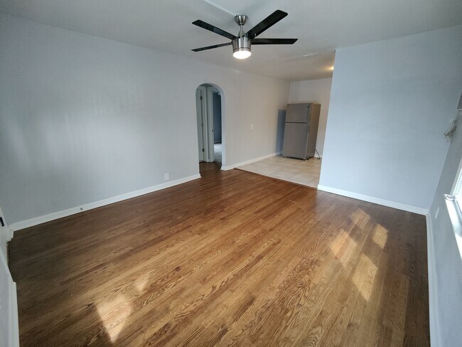 Building Photo - 805 E 21st Ave