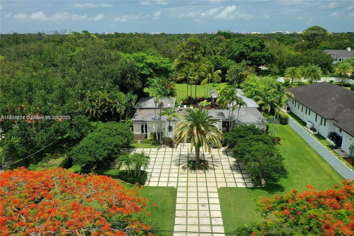 Foto principal - 6645 SW 73rd Ct