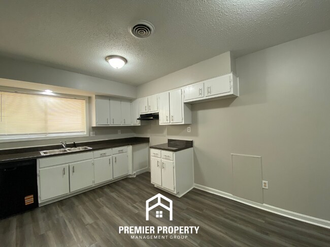 Foto del edificio - NEWLY RENOVATED 3BR/2BA Raleigh Home | High Ceilings, Hardwood Floors & 2-Car Garage