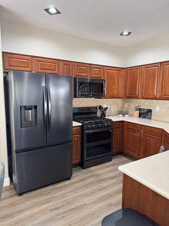 Building Photo - Fabulously Furnished - Fantastic Location