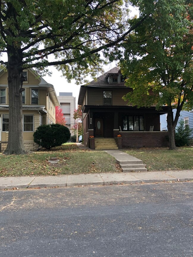 Building Photo - 906 N Cooper St