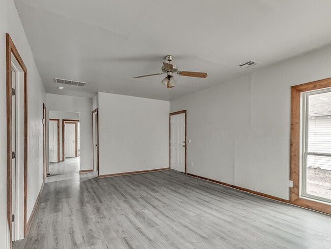 Building Photo - 118 S Miles Ave
