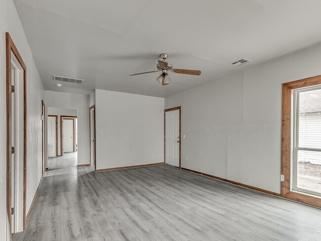 Foto del edificio - 118 S Miles Ave