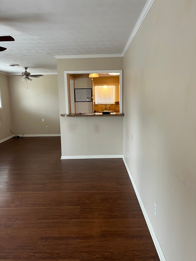 Building Photo - 2100 Vail Dr