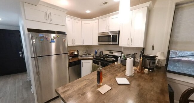 Building Photo - 712 W Briar Pl