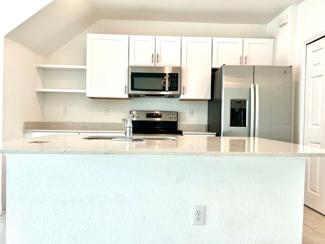 Foto del edificio - New 3 Bed 2.5 Bath w/ 1 Garage Condo