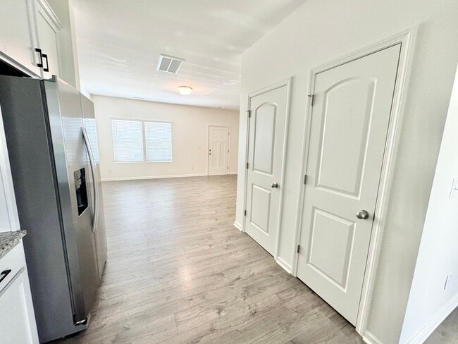 Building Photo - 3BD/2.5BTH townhome located in the Villages at Mallard Creek