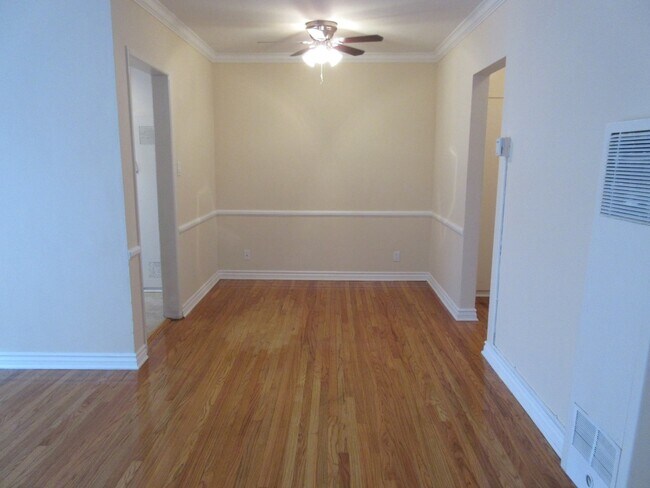Building Photo - 4948 Rosewood Ave
