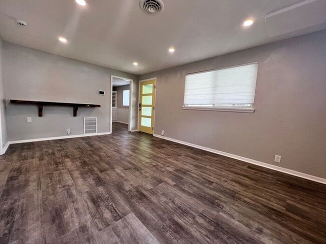 Building Photo - Beautifully Updated 2 Bed 1 Bath House Nea...