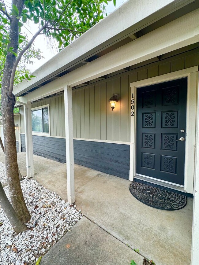 Building Photo - Private Renovated Home in Westside Redding