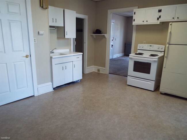 Building Photo - 1 br, 1 bath  - 205 E Main St Apt 1