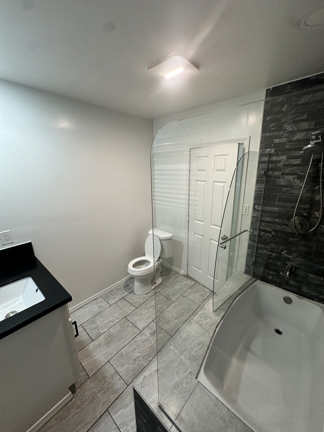 Building Photo - 556 W 92nd St