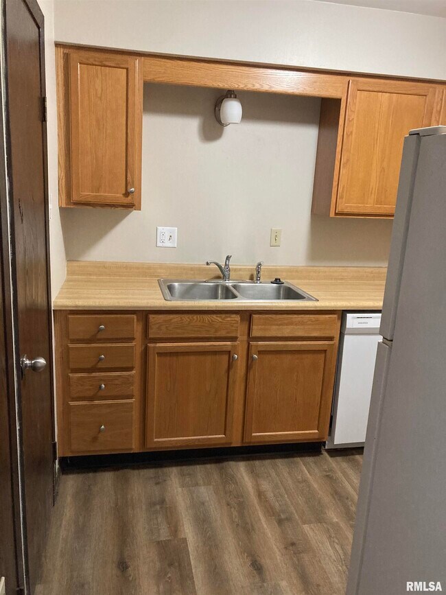 100 Graze Ave Unit 5, Dunlap, IL 61525 Room for Rent in Dunlap, IL