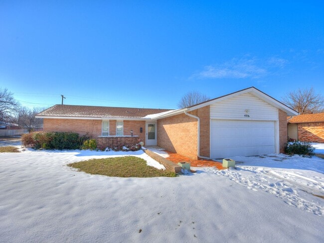Refreshed Home + Yukon Schools + 3 bedrooms - Refreshed Home + Yukon Schools + 3 bedrooms