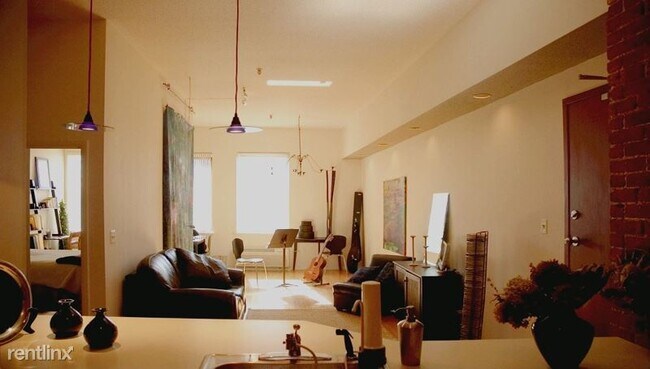 Building Photo - 32 Haviland St