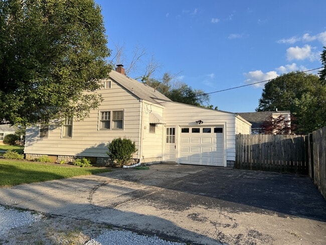 Building Photo - 2021 N Maplewood Ave