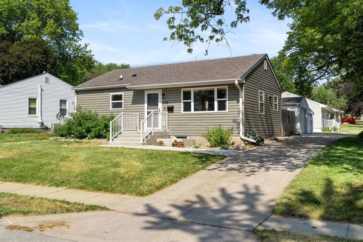 1338 Carroll St, Iowa City, IA 52240 House Rental in Iowa City, IA