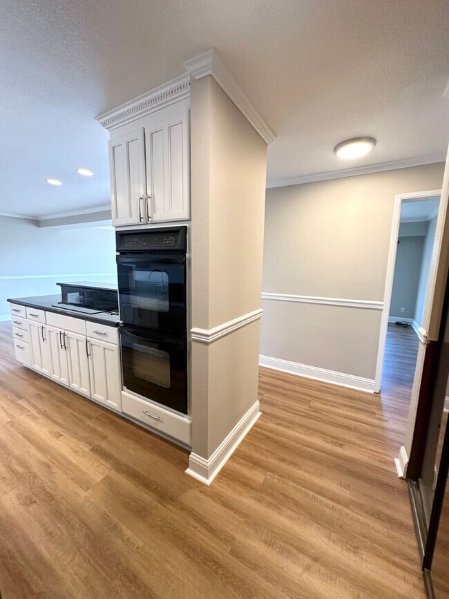 Building Photo - 2-bed, 2-bath Condo with Sweeping Views of City and Space Needle!