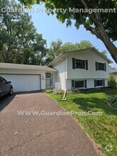 Building Photo - 2305 Woodbridge Cir N