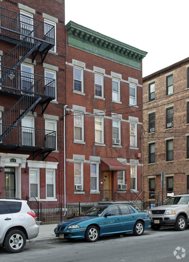 Primary Photo - 319 29th St