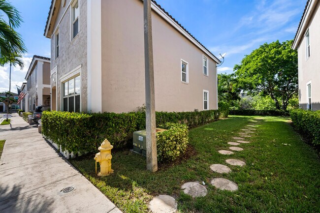 Foto del edificio - 10565 NW 57th Ct