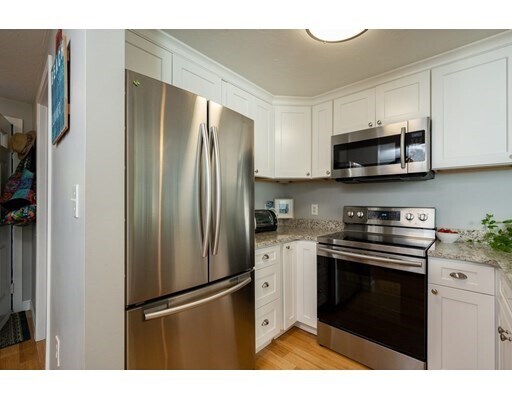 Building Photo - 18 Westcliff Dr
