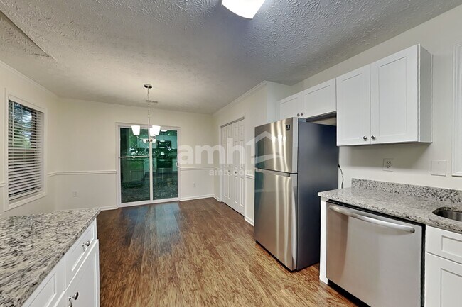 Foto del edificio - 149 Waters Edge Dr