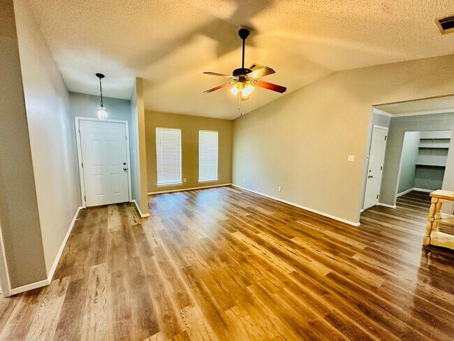 Foto del edificio - 414 Newcomb Cove