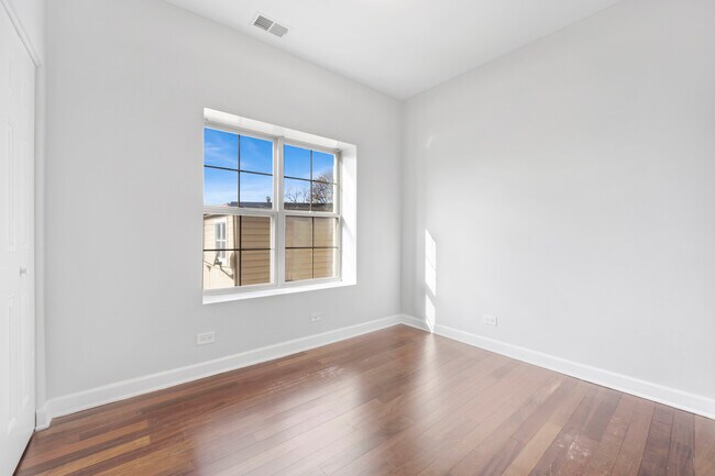 Foto del edificio - 3516 N Hamlin Ave