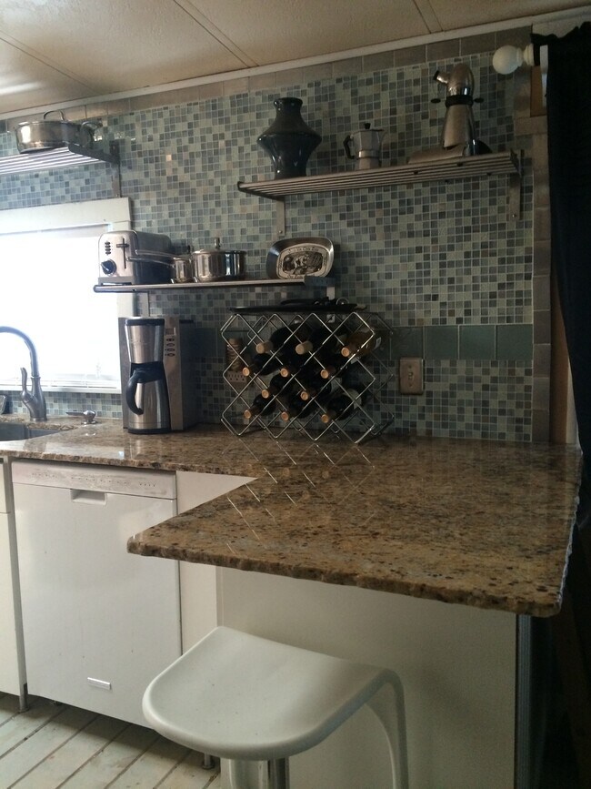 Encimeras de granito y salpicadero de azulejos. Zona de estar en la isla de la cocina. - 3000 Clarcona Road