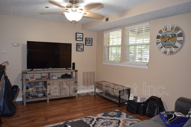 Building Photo - 1006 Markham Ct