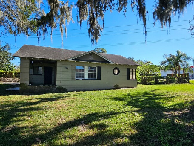 Building Photo - Cute 2 bed 1 bath block home