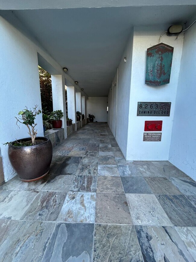 Foto del edificio - 2 Bed, 2 Bath Ocean View Condo in Highly D...