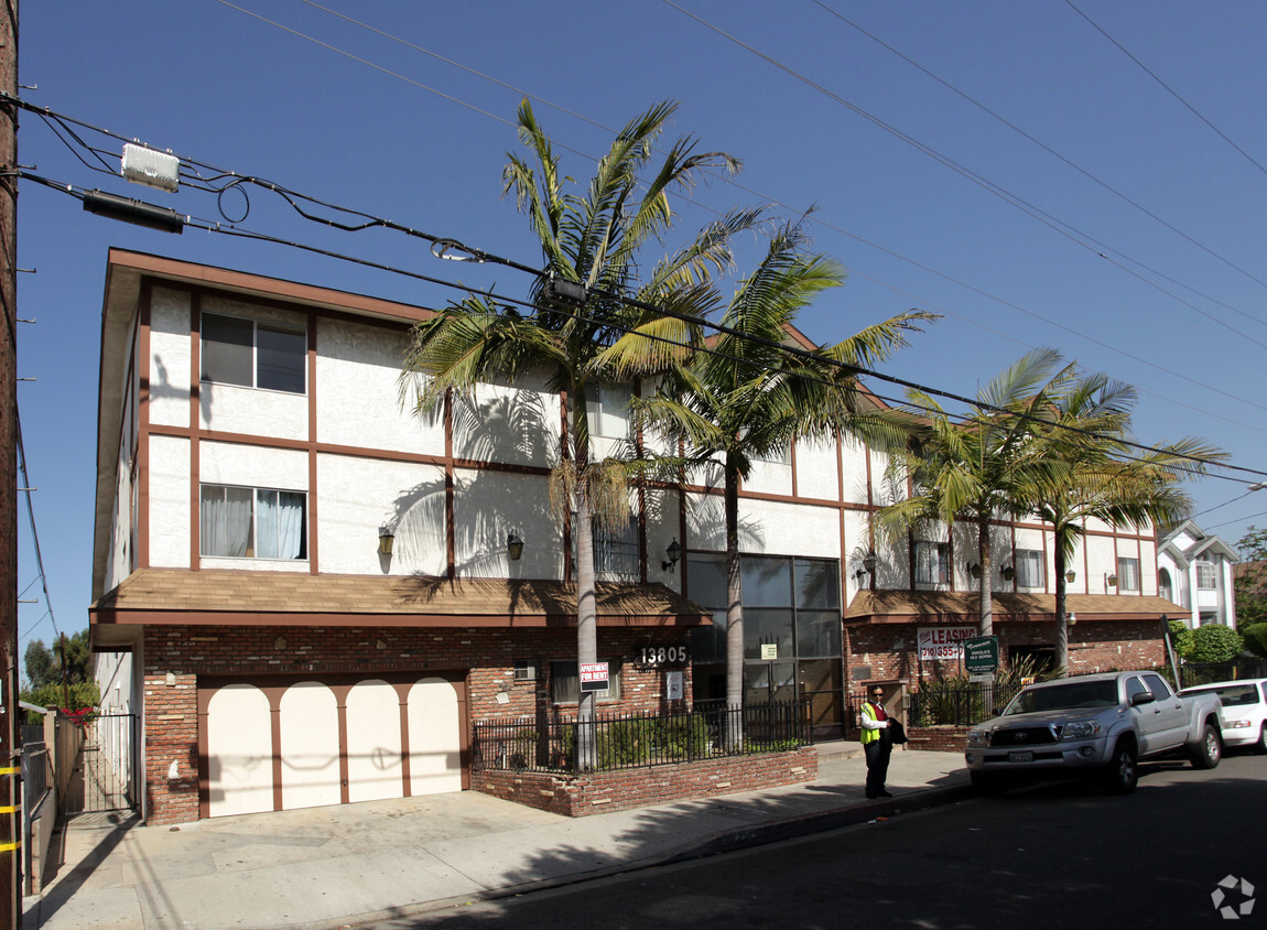 Building Photo - Crescent Apartments