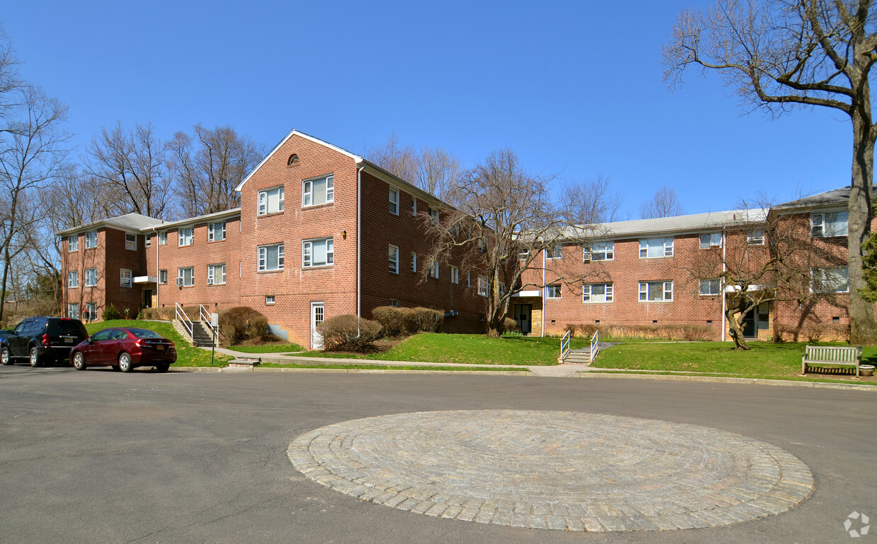 Foto principal - Cedar Hill Garden Apts